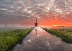 Mooie molen tijdens zonsopkomst in de polder. van Nick de Jonge - Skeyes