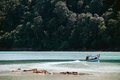 Vissersboot aan de kust van Thailand