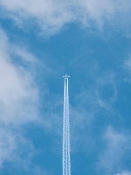 Vliegtuig met blauwe lucht en wolken van Joren van den Bos