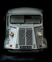Citroen HY vor schwarzem Grund
