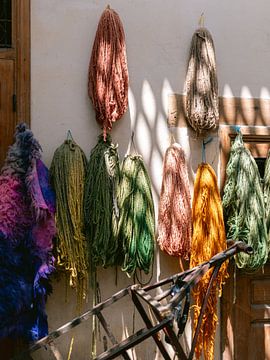 Kleurrijk garen hangen in de straten in Marokko | kleurrijke reisfotografie van Studio Rood