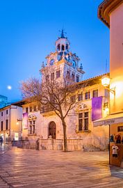 L'hôtel de ville dans la vieille ville d'Alcudia à l'heure bleue, Majorque sur Christian Müringer