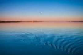 Der türkisfarbene See in der Morgendämmerung. Russland, Region Jaroslawl, die Stadt Pereslawl, der S von Michael Semenov