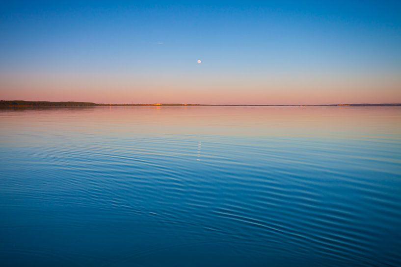 Het turquoise meer bij zonsopgang. Rusland, de regio Jaroslavl, de stad Pereslavl, het Pleshcheyevo  van Michael Semenov