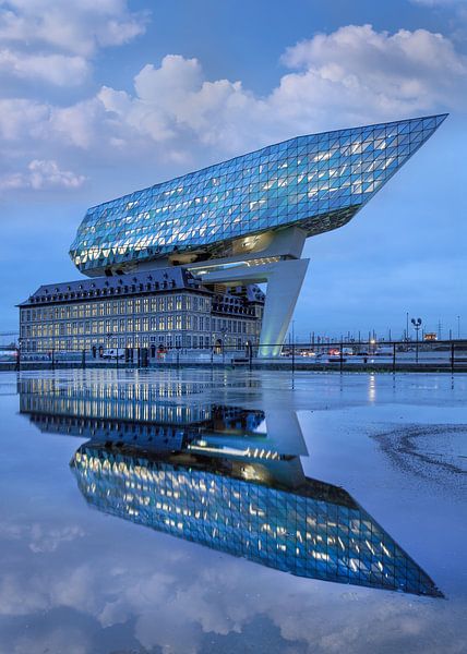 Havenhuis Antwerpen in de schemering weerspiegeld in een vijver van Tony Vingerhoets