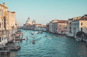 Canal Grande in Venetië "Italië" van Charles Poorter