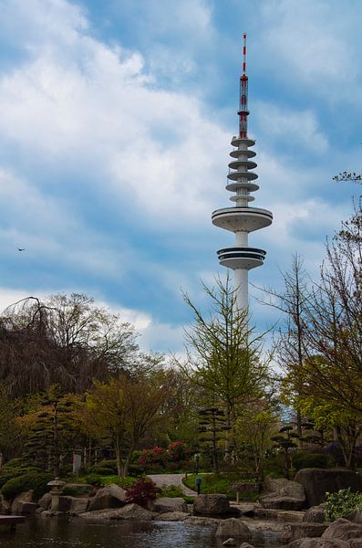 Harmonie der Kontraste: Der japanische Garten und der Heinrich-Hertz-Turm in Planten un Blomen von Elbkind89
