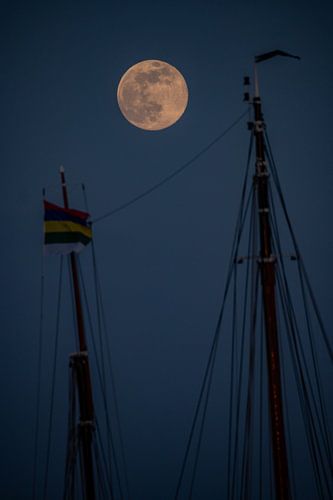 Volle maan tussen 2 masten