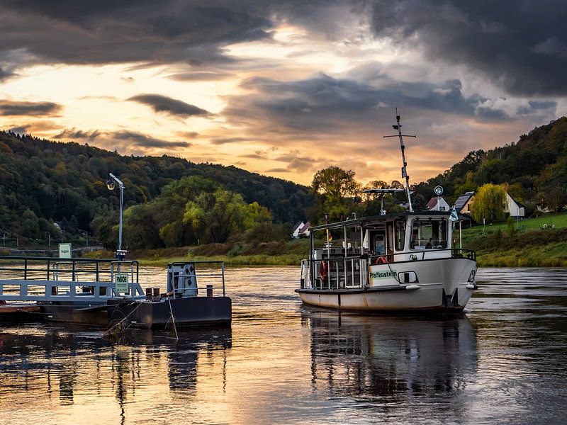 Königstein, Saksisch Zwitserland - veerboot en aanlegsteiger van de Elbe van Pixelwerk