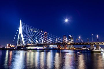 Rotterdam skyline bij nacht met de Erasmusbrug