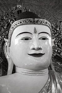 Buddha Statue in der Umin Thonze Pagode Myanmar
