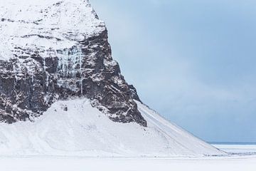 Berg met enorme ijspegels in IJsland