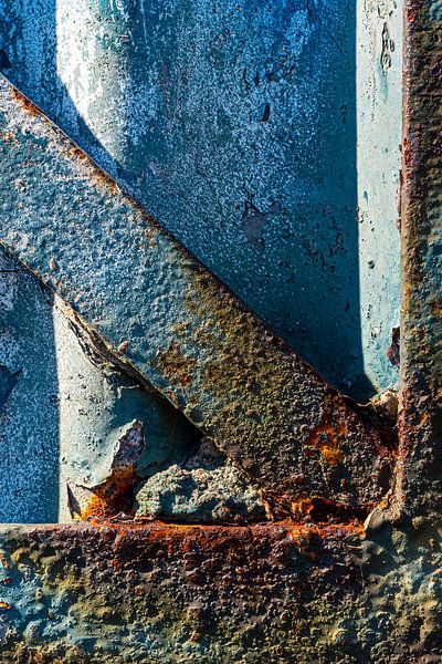 Alter Eisenwinkel mit alter Farbe von Flatfield