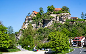 Blick auf die Burg Pottenstein in der Fränkischen Schweiz in Bayern, Deutschland,