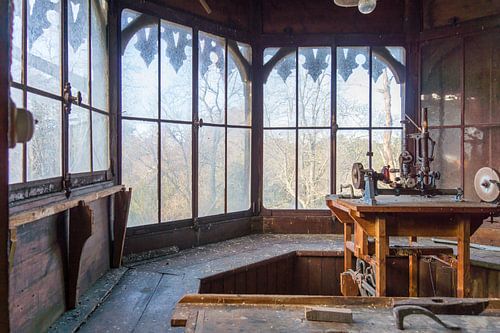 The abandoned workshop by Elly de Vries