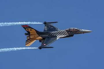 F-16 demo team of Turkish Air Force: SOLOTÜRK. by Jaap van den Berg