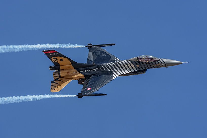 Équipe de démonstration de F-16 de l'armée de l'air turque : SOLOTÜRK. par Jaap van den Berg