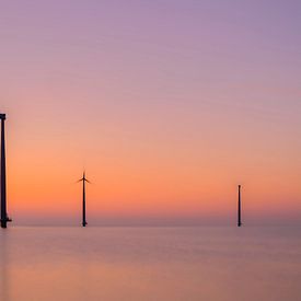 Windkraftanlagen in einem Offshore-Windpark bei Sonnenuntergang mit Langzeitbelichtung von Sjoerd van der Wal