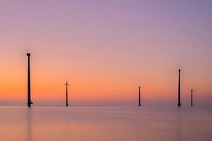 Windturbines in een offshore windpark tijdens zonsondergang met lange belichting van Sjoerd van der Wal Fotografie