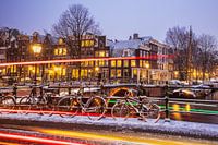 Amsterdam in winterse sferen met sneeuw bij de gracht