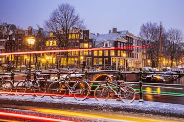 Amsterdam in winterse sferen met sneeuw bij de gracht van Steven World Traveller