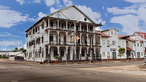 Bouwval in Paramaribo de hoofdstad van Suriname