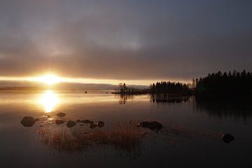 Zonsopkomst over water. 