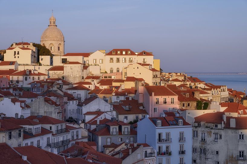 L'Alfama dans la lumière dorée du soir - Magnifique Lisbonne par Rolf Schnepp