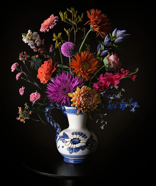 Cueillette de fleurs dans un vase bleu de Delft par Inkhere Art