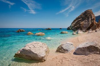 Gros rochers sur une plage méditerranéenne en Sardaigne