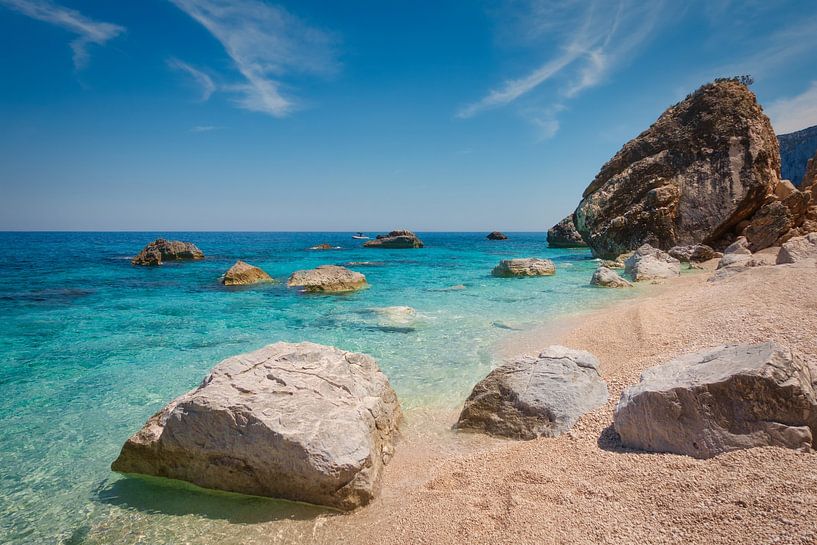 Grote rotsen op een Mediterraan strand op Sardinië van iPics Photography