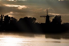 Oude windmolen tegen de achtergrond van Avondlicht by Brian Morgan