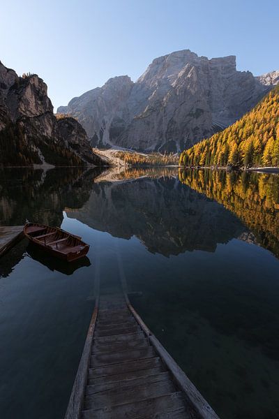 Zonsopgang Lago di Braies - Dolomieten, Italië van Thijs van den Broek