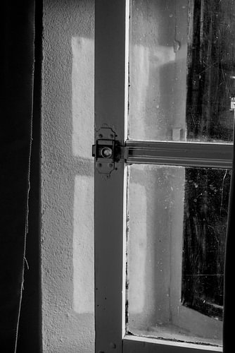 Fenster mit Schatten und Sonnenlicht  eines französischen Häuschens