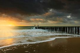 Nuages hollandais et brise-lames typiques de poteaux en bois le long de la côte zélandaise sur gaps photography