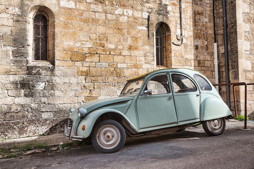 een oude lelijke eend citroen 2 cv in franrkijk van ChrisWillemsen