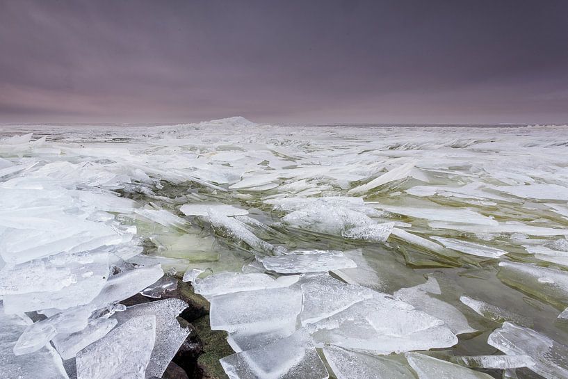 Kruiend ijs op het IJsselmeer van Jurjen Veerman