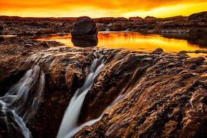 Zonsondergang over meer met waterval van VIDEOMUNDUM