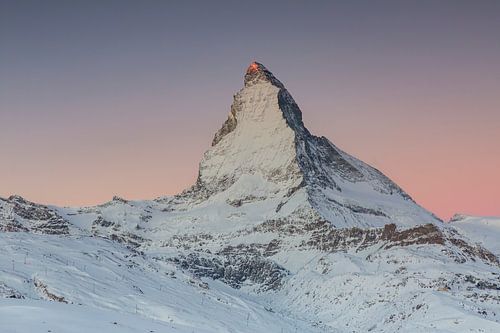 Alpenglans tijdens zonsopgang in de winter op de Walliser Matterhorn