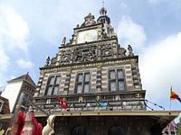 Het stadhuis van Alkmaar met klompen en vlaggen