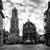 De Dom en de Vismarkt in Utrecht gezien vanaf de Stadhuisbrug in zwart-wit van De Utrechtse Grachten