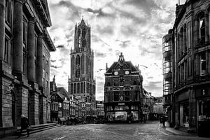 Der Dom und der Fischmarkt in Utrecht vom Stadhuisbrug aus gesehen in schwarz-weiß.
