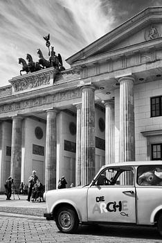 Bringen Sie Berlins ikonisches Erbe an Ihre Mauer: Das Brandenburger Tor mit dem charmanten Trabant