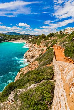 Mooie baai strand van Cala s'estany d'en mas, Cala Romantica op Mallorca, Spanje Balearen eilanden van Alex Winter