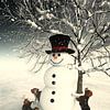 Kersttijd met een sneeuwpop en kleine hondjes van Jan Keteleer