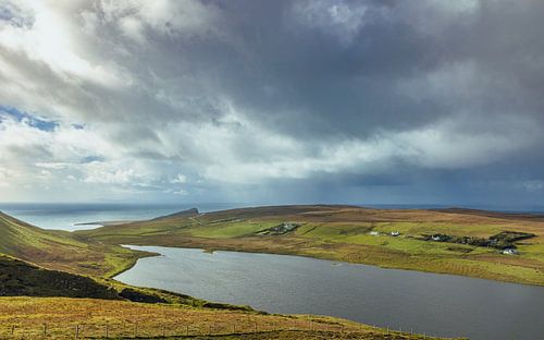 Verlaten eenzaamheid bij Neist Point. Isle of Skye in Groot-Brittannië. Panorama klif in de Schotse Hooglanden!