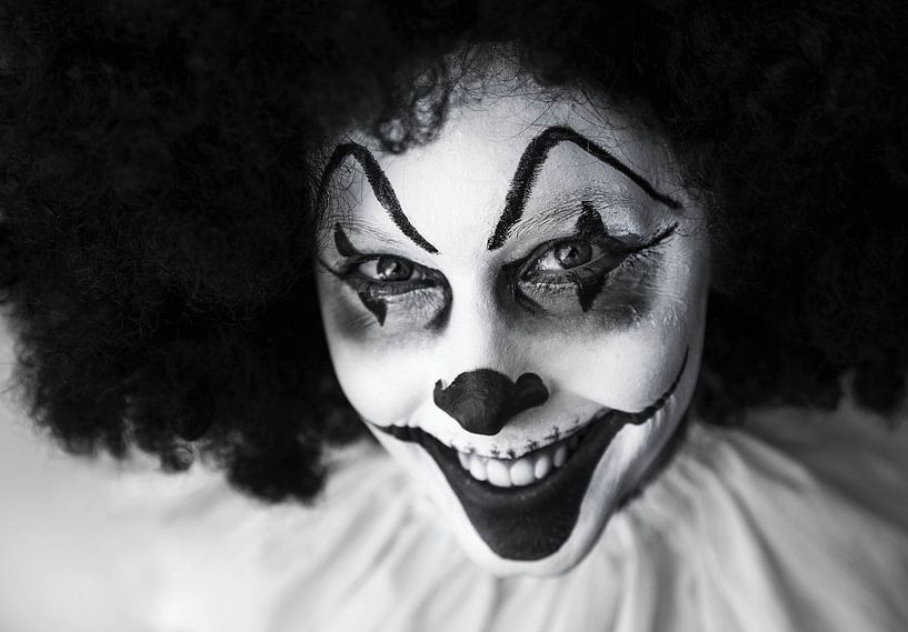 Clown drôle et effrayant en noir et blanc par Atelier Liesjes