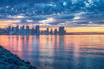 Haven van San Diego - Donkere lucht, oranje water van Joseph S Giacalone Photography