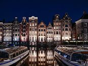 Amsterdam skyline, grachtenhuizen langs het water van het Damrak. van Ruurd Dankloff thumbnail