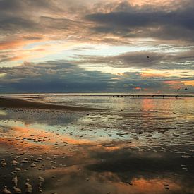 Kleurenpalet op strand bij zonsondergang van Monique van Middelkoop